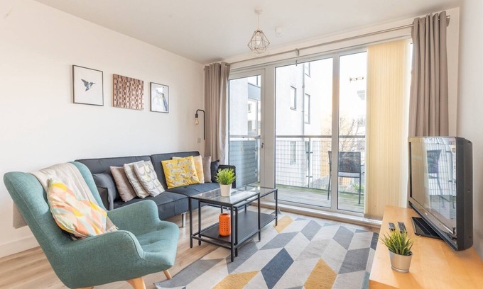 Greenwich West Apartment | Pass the Keys | 2-Bed 2-Bath Flat, 1 min Greenwich Station | DLR