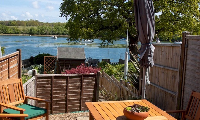 Fareham House | Pass the Keys | 3Bed Family Home with Direct water access, Sleeps 6