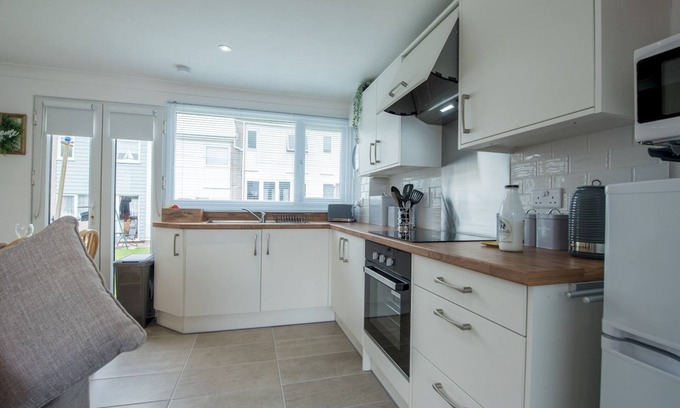 Pembroke House | Pass the Keys | 4 Bed Chalet Fully equipped w Free Parking WiFi