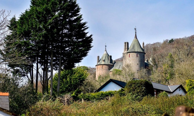 Tongwynlais House | Pass the Keys | 4 Bed House with Castle Views