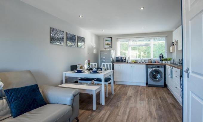 Pembroke House | Pass the Keys Beach Retreat - Free Parking and Wifi - Sleeps 4