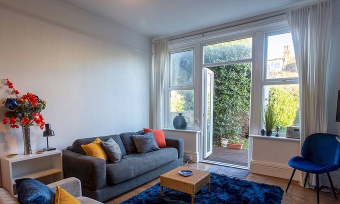 Hove Apartment | Pass the Keys | Beautiful spacious seaside flat with large garden