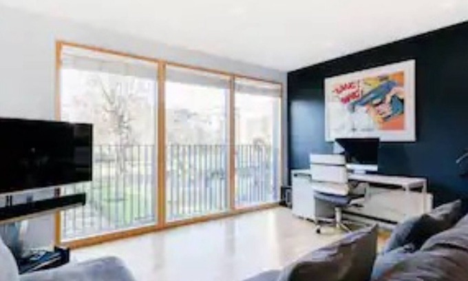 Riverside Apartment | Pass the Keys | Boutique London Flat near Tower Bridge and Tube