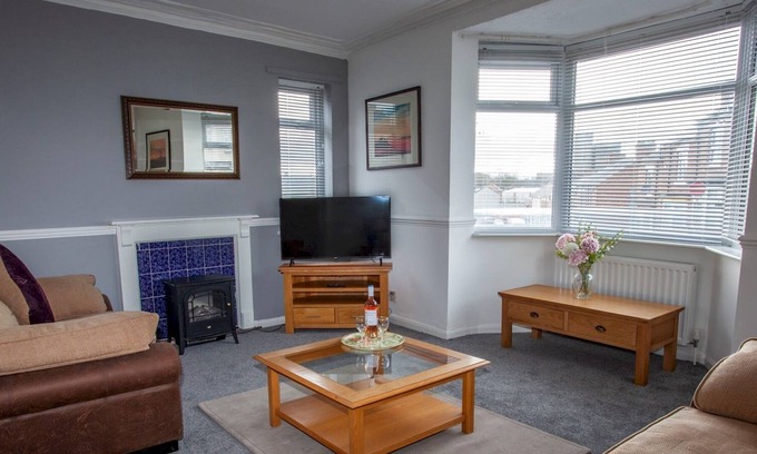 Darlington House | Pass the Keys | Bright Spacious Home with Parking