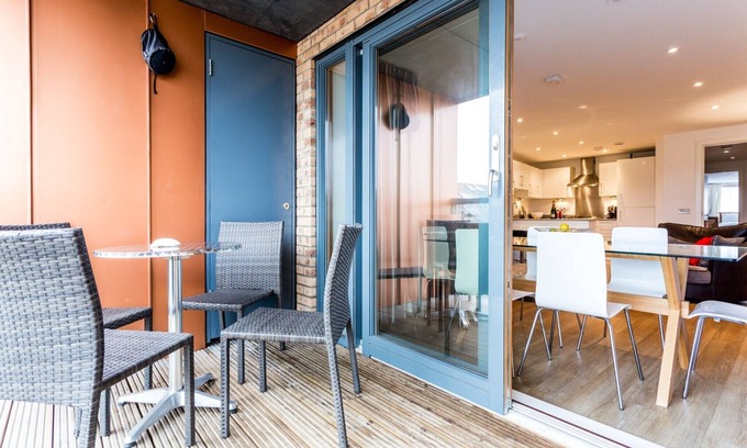 Cambridge Apartment | Pass the Keys | Bright, Spacious 2BR Central Cambridge Flat for 4