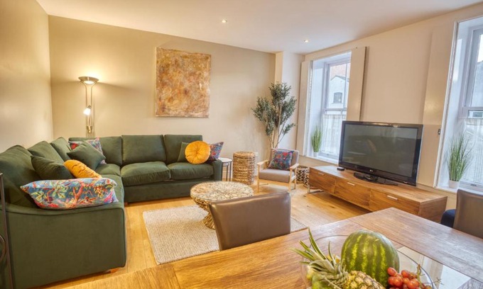 Lincoln House | Pass the Keys Centrally Located Apartment