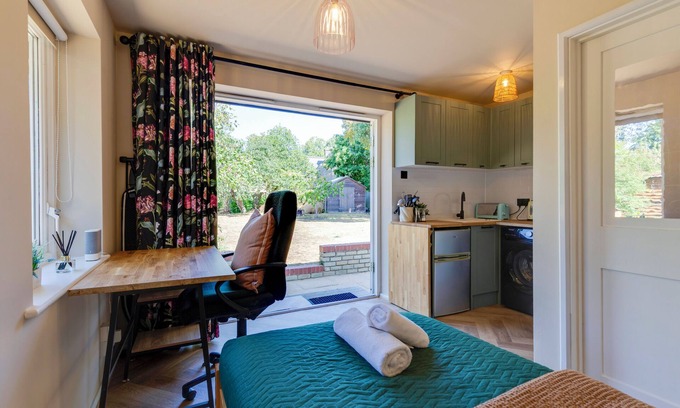 Cambridge Apartment | Pass the Keys | Charming and Central Garden Studio Flat | Free Parking