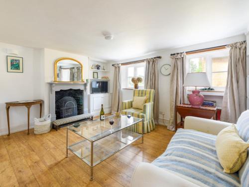 Bloxham House | Pass the Keys Charming 16th Century Cottage in Central Bloxham
