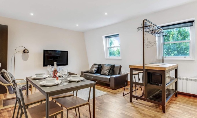 Ravenscourt Park Apartment | Pass the Keys | Charming Urban Escape In Hammersmith