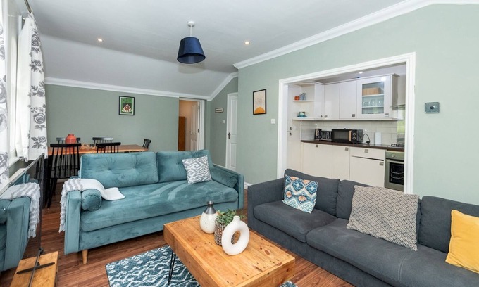 Reading Apartment | Pass the Keys | Charming Victorian Flat Modern Amenities Parking