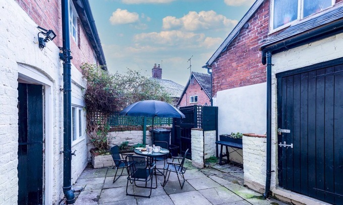 Ludwel House | Pass the Keys | Cosy 2 bedroom Victorian Cottage