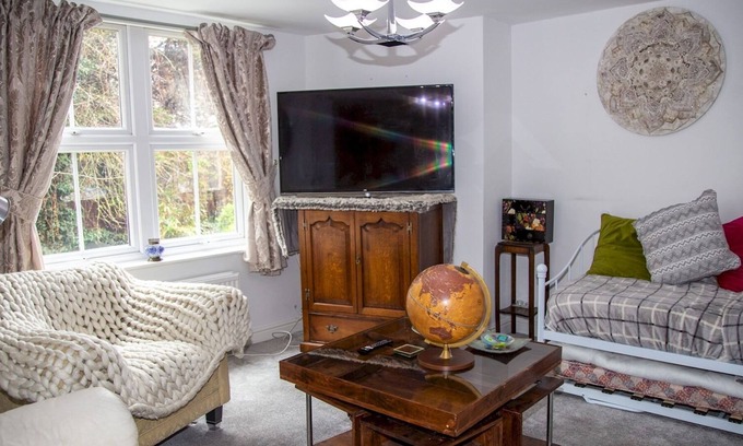 Rochester House | Pass the Keys | Cosy and Spacious House for 6