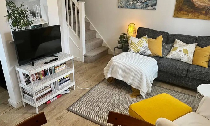 Borehamwood House | Pass the Keys | Cosy One Bedroom House with Parking