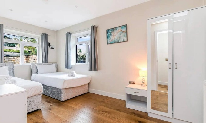 Ealing Apartment | Pass the Keys | Ealing Queen of the Suburbs 2BD Apartment