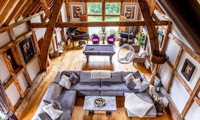 Hemel Hempstead House | Pass the Keys | The Chilterns Cruck Barn