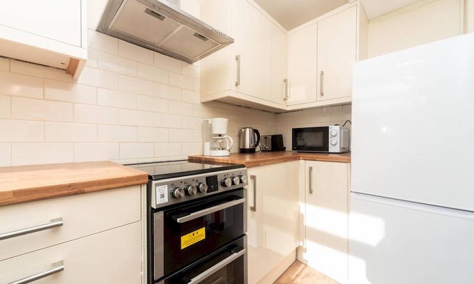 St. Mark's Apartment | Pass the Keys | Great apt 20 mins central London