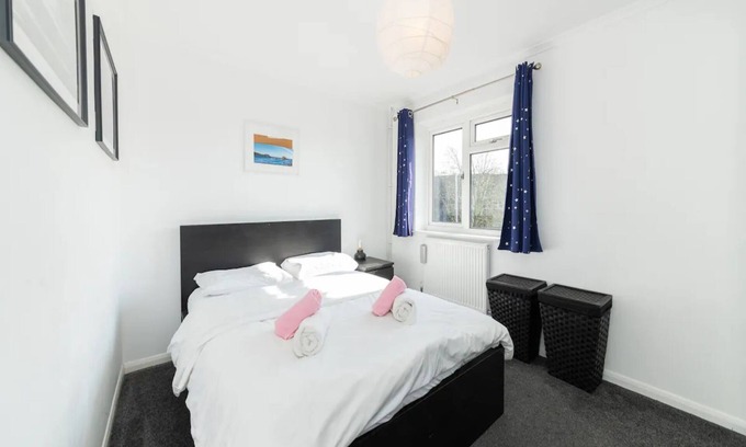 Caversham Apartment | Pass the Keys | Heart of Emmer Green with Stylish Interiors