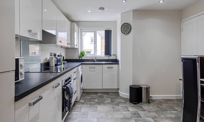 Birch House | Pass the Keys | Large Townhouse *Free parking and office*