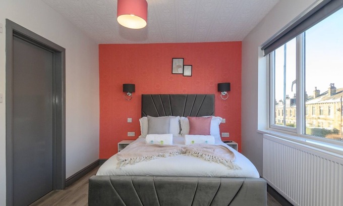 Leeds Apartment | Pass the Keys Love Blooms in Lower Wortley - Couples Hideout with a Shared Kitchen