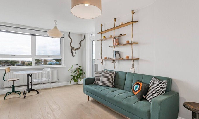 Hammersmith Broadway Apartment | Pass the Keys | Modern 1 bedroom Apartment with views on West London