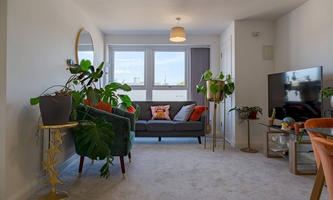 Bordesley Apartment | Pass the Keys | NEW Chic 2 Bed Pad Central Free Parking