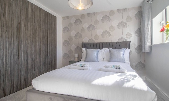 Renfrew Apartment | Pass the Keys | Next to Braehead - Free Parking
