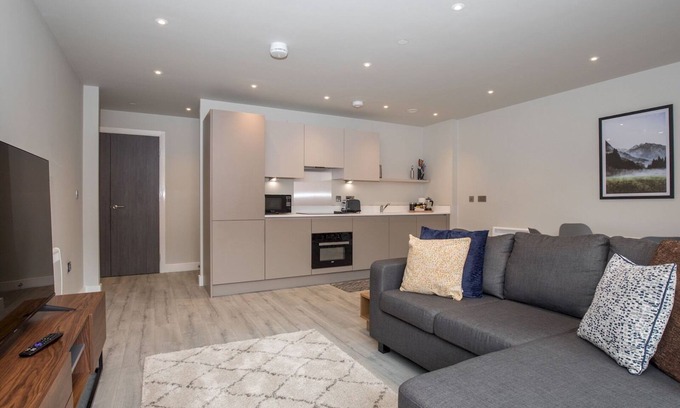 Slough Apartment | Pass the Keys |Sophisticated Apartment w/Parking - Central Slough