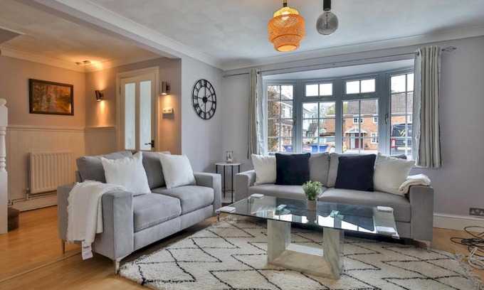 Old Windsor House | Pass the Keys Spacious 4 Bed by River Thames Old Windsor