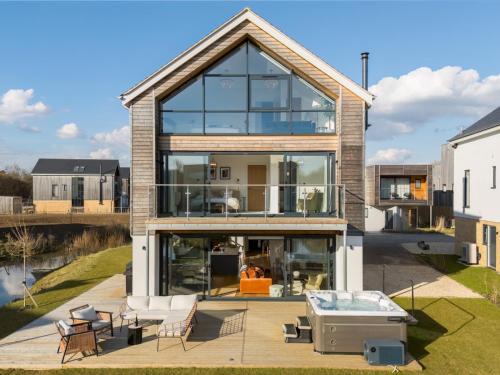 Cirencester House | Pass the Keys Stunning 5 bedroom lake-house hot tub views