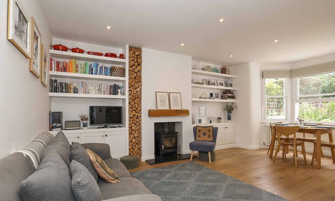 Twickenham Riverside House | Pass the Keys | Stunning stylish apt near Richmond Bridge