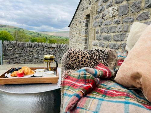 Castleton House | Pass the Keys Stunning 3-Bed Cottage Shepherd Hut Peak Views