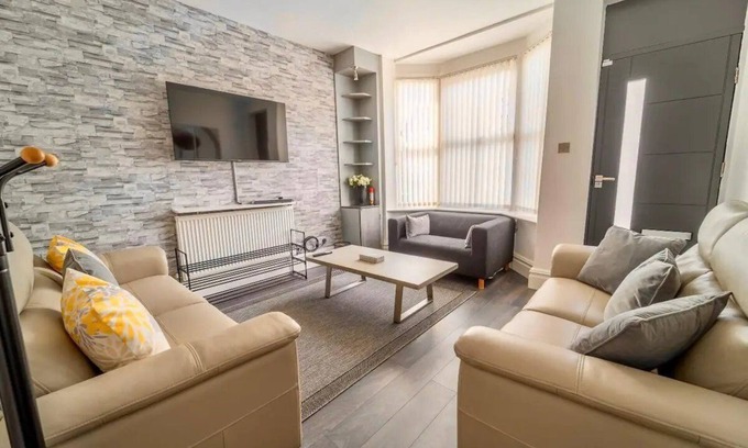 Nottingham House | Pass the Keys | Stylish 5 bed near major companies