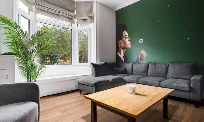 Liverpool House | Pass the Keys | Stylish Aigburth Flat, Sleeps 12