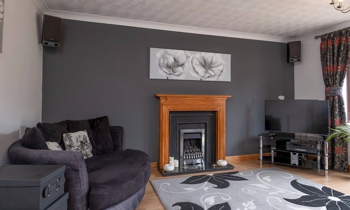 Gloucester House | Pass the Keys | The Oaks Comfortable home with garden free Parking Wi-Fi