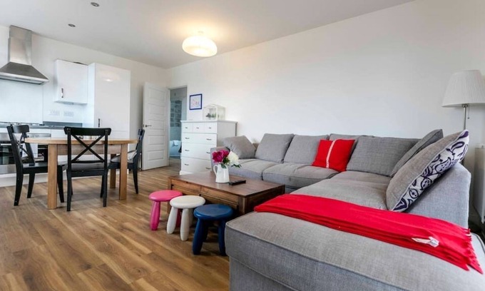 Trumpington Apartment | Pass the Keys | ★TRENDY SUNLIT 2BR Cambridge Home /FREE PARKING ★