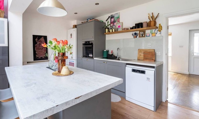 Worcester Park House | Pass the Keys | Urban Serenity - 30-min-from-city