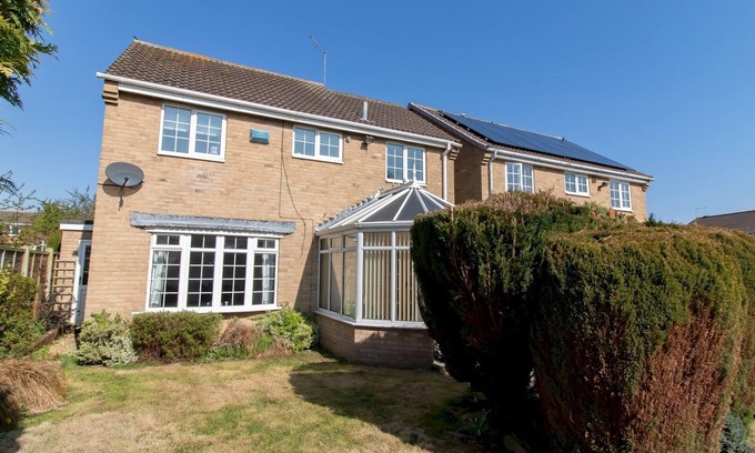 Guisborough House | Pass the Keys | Work & Relax in Guisborough | Garden, Parking