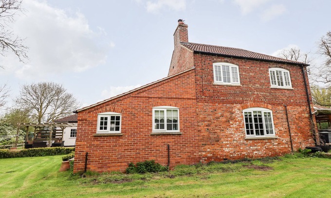 Holton Le Clay Cottage | PAT'S COTTAGE, pet friendly, with open fire in Market Rasen