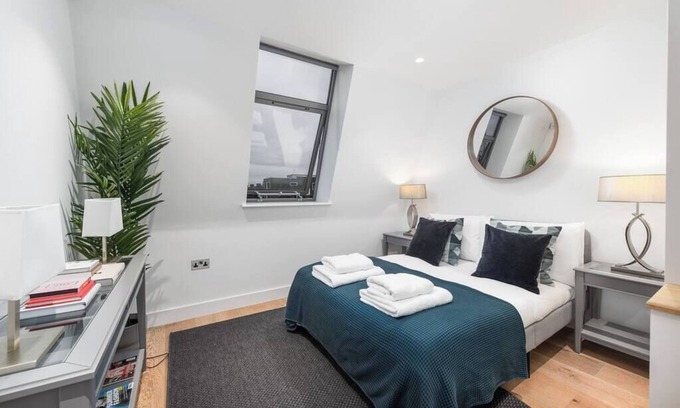 Holland Park Apartment | PBC | Two Bedroom Apartment with Balcony NS04