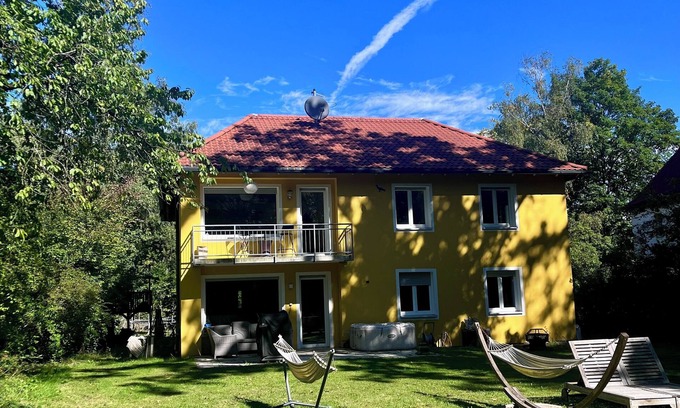 Munchen District Villa | Peace and quiet in the city: large house near Munich ideal for families with a garden