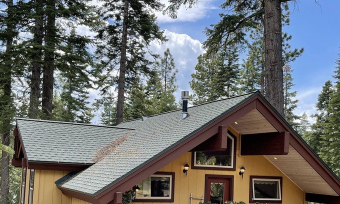 Ridgewood Cottage | Peace in the woods, walk to Lake Tahoe, minutes to resorts, shops & restaurants.