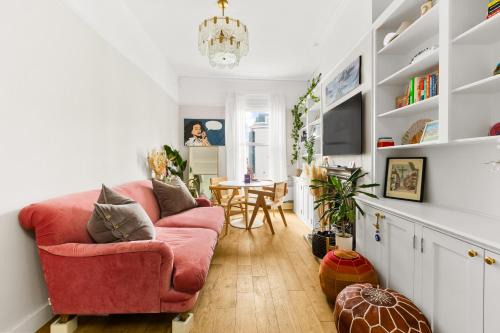 Shaftesbury Apartment | Peaceful 1BR Flat in Quiet Mews, Zone 2
