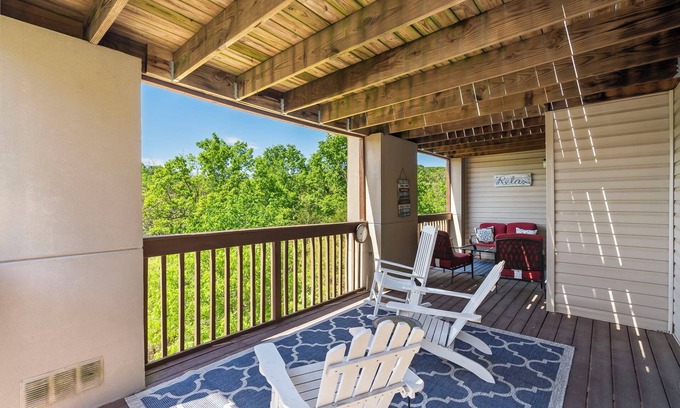 Indian Point Condo | Peaceful 2 bed 2bath condo with AMAZING deck next to Silver Dollar City!