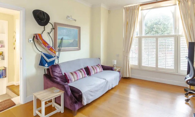 Parsons Green and Walham Apartment | Peaceful 2 Bedroom Apartment in Affluent Fulham