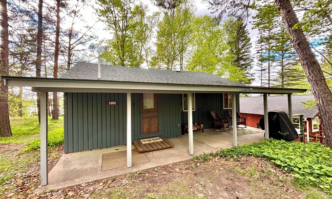 Hale Cottage | Peaceful 3-Bedroom Getaway on Loon Lake – Paddle, Hike, Unwind