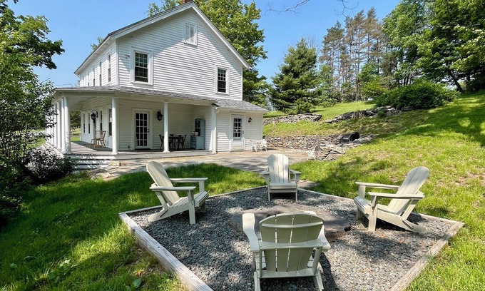 Woodbourne House | Peaceful 4-bedroom Farmhouse in Fallsburg