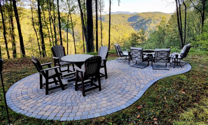 Gatlinburg - Pigeon Forge Cabin | Peaceful and Private Cabin with amazing mountain views and large hot tub!