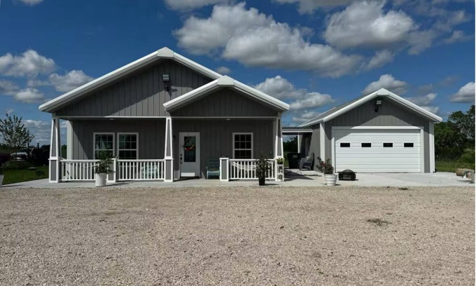 Terrell House | Peaceful and quiet 3 bedroom 2 bath ranch. Perfect to accommodate a party of 8.