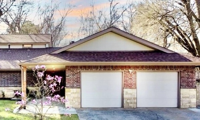 South Tulsa House | Peaceful and upscale neighbourhood. .
