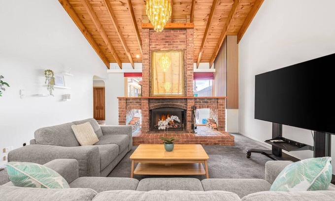 Wonga Park House | Peaceful Bushland Retreat with Treetop Hills Views